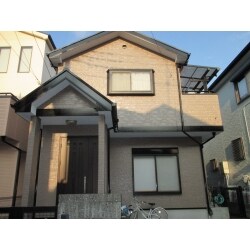 外壁と屋根の洗浄と塗り替え、雨どいの交換で光も映えて綺麗になりました。
もちろん、しっかり防水です！

