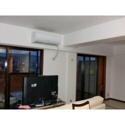和室とリビングをつないで広いリビングにしました。
間の壁がなくなり、壁紙・天井と張替え、
光が隅々まで届く明るい部屋となりました。
