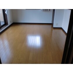 家全体のフローリングを新しくしました！
重ね貼りで段差の解消も図り、コストも貼りなおすより　ぐっと抑えられます。
