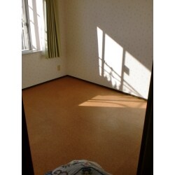 明るい床色に合わせ、クロスも新しくし、部屋の雰囲気もぐっと良くなりました