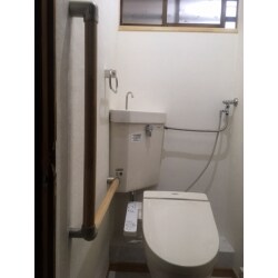 和式トイレから洋式トイレに変えました。
奥行きが浅かったので隅付きタンクにして、スペースを確保しました。