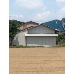 大きな車庫です。
屋根はまだ新しいので壁を作りなおし、柱を補強しました。
