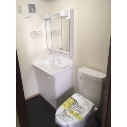 広い浴室の一部を洗面室にし、洗面付きのトイレの場所を作りました。