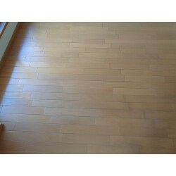 賃貸マンションの防音フロアの補修です。ペットの飼えるマンションで広範囲にキズがあったのですがフローリングを全て張り替えるのは手間もコストもかかる為、こちらは補修することにしました。補修部分は艶が出ていませんが、WAXを塗れば艶も復活しキズがあったとは思えない仕上がりになります。
