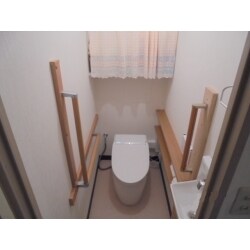 タンクレスのトイレに替え、手洗い器を別に設置しました。手が洗いやすくなり、以前は片側だけに手摺を設置していましたが、反対側にL型を設置し移動も楽になり、使い勝手が良くなりました。カウンターも付いたので小物を飾って頂いたりできて、空間づくりも楽しめます。