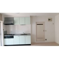 ダイニングと洋室の仕切り壁を撤去して、広いLDKになりました。
キッチンはペールグリーン、建具はホワイトで統一し柔らかい印象のリビングになりました。