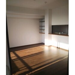 リビングは床暖房があるので既存のフローリングを剥がさずに、DAIKENのサーモプラスで重ね貼りをしました。
キッチンカウンターは塗装し直して、巾木とクロスは全て貼り換えました。
