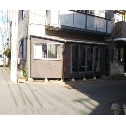 敷地内の狭小スペースに増築しました。テラスとしてもランドリールームとしても使えるし、単独でドアも設置してあるので外からも出入りができ、とても便利になりました。お施主様も大喜びの空間が出来ました。