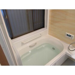浴槽・浴室ともに保温効果を高め、手すりや段差解消で安心して入れるようにしました。
