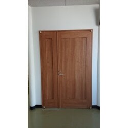 福祉施設の事務室入り口ドアを新しく作りました。ドアはオーダーでサイズを指定し、開口部を広く取れるように親子ドアにしました。元のドアは撤去し廊下の仕切り壁部分に新しく壁を作りドアを設置して、既存の鍵を移設する施工を行ってます。
事務室のスペースが広がり使い勝手が良くなりました。