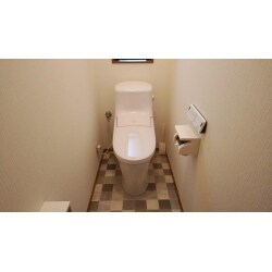 トイレの給水の不具合により、便器交換をご検討。併せて、床と壁もリフォームし、お手入れしやすいトイレ空間になりました。