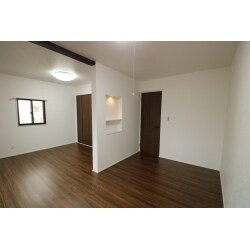構造上、壁が一部取れなかったため、その壁を利用しニッチ（飾棚）を付けてスタイリッシュに仕上げました。
和室から洋室に大変身した事で新築の家に住んでいるみたい。