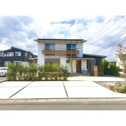 建物外観と敷地状況とのバランスやコンビネーションを考慮しました。