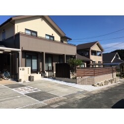 最低限の樹木を残して手入れの簡単な外構。