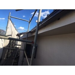 雪の影響で傾いた樋を取替えました。