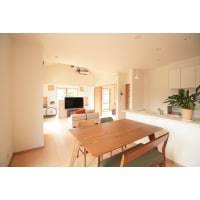 開放的な場所で子供たちがのびのび育つ家