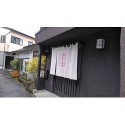 旅館の顔である玄関をお洒落な印象に。