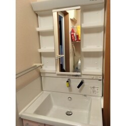 「ひろびろ陶器ボウル」で作業もしやすく、お掃除のしやすさにもこだわった、TOTO KZシリーズ 1面鏡(ベーシックLED)750幅片引出しタイプへ交換しました！