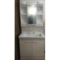 2018年2月に新発売したTOTO KCシリーズ 750幅タイプ 1面鏡(LED) 2枚扉タイプに交換しました。お手頃価格ですが扉カラー・バックパネルのカラーを選択でき、最近人気急上昇中の商品です。