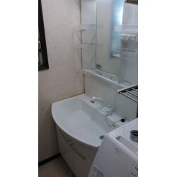 軽くて割れにくい洗面ボウルとコンパクト設計の本体キャビネットが売りの、パナソニック エムライン 750幅タイプ シャワー水栓 1面鏡くもりシャット付へ交換しました。