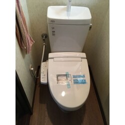 節水トイレで有名なLIXIL（リクシル） AQUA（アクア） アメージュZ便器へ交換しました！
「節水」と汚れがつきにくい新素材「アクアセラミック」が特徴のトイレです。定期的に掃除をすれば、汚物よごれが落ちやすく、水アカもこびりつかないで、簡単お掃除で新品のツルツルが継続するすぐれものです。