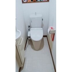 LIXIL（リクシル）アメージュZ便器（リトイレ）へ交換し、クッションフロアの張替も行いました。
便器がフチレス形状で、奥も手前もフチを丸ごとなくし、お掃除が楽なのがこのトイレの特徴です！
