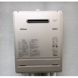 パロマ ガスふろ給湯器ecoジョーズ20号 屋外壁掛型に交換しました。号数は20号で、余裕のパワーでシャワーと給湯が同時にできる、4人家族向けになります。
また1台で「おふろ追炊き」と「給湯」ができるタイプです。
パロマのエコジョーズは家計にやさしく、年間のガス代が約13,000円もお得になると言われています。