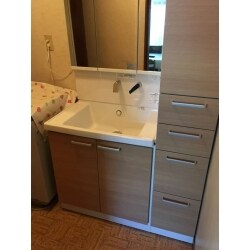 洗面化粧台はTOTO KZシリーズ３面鏡・２枚扉タイプへ交換し、キャビネットも交換しました。ひろびろ陶器ボウルで広くて深い設計。水はねを抑え、かさばるセーターもゆったり洗えます。陶器の表面を、100万分の1mmというナノレベルでツルツルにする、独自の技術を採用し、汚れが付きにくく落ちやすいので、サッとひとふきでキレイになり、お手入れが簡単なのも特徴です。