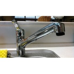 LIXIL（リクシル）のシャワー付き混合水栓に交換しました。スポット微細シャワーで、勢いのある細かいシャワーで汚れを気持ちよく落とし、ホースを引き出せるのでシンクの隅まできれいにお掃除することができます。