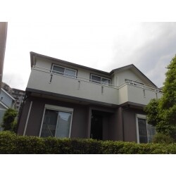 外壁は関西ペイントのＲＳ-ゴールドＦ(高耐候・低汚染のフッ素樹脂塗料)、屋根は関西ペイントのアレスクールＦ(遮熱塗料)で塗り替えをいたしました。