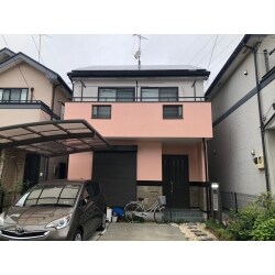 ２色に塗分けた外壁と(玄関まわりの石はクリア塗装)
屋根のカバー工事をしました。