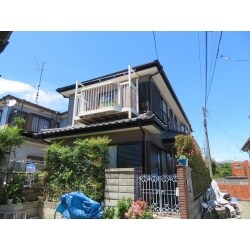 耐久性、低汚染、価格において
とてもバランスのいいシリコン塗料を使用して外壁塗装致しました。
屋根は塗装ではなく既存屋根の上にカバー工法で行いました。