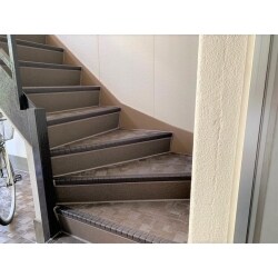 マンション内階段に長尺シートを張りました