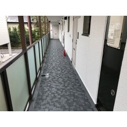 マンション共有部分の防水工事です。デザイン性の高いシート防水を採用しました。
