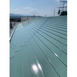 艶が美しく、爽やかな屋根になりました。