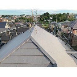 カバー工事は既存屋根を撤去せずに、既存屋根の上から新しい屋根を張る方法です。
新品なのでもちろん外観も美しく、また機能性に関しても安心です。