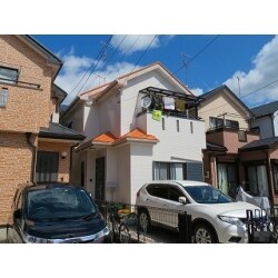 カラーシュミレーションで何通りかのシュミレーションを見ていただき、最終的に屋根はサンタンオレンジ、外壁は明るめのベージュに決定となりました。爽やかな外観が目を引きます。