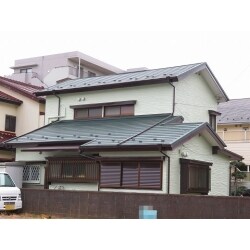 施工後外観です。モスグリーンの屋根にペールグリーンの外壁。
グリーン系でも同色で統一しますとまとまった印象になり、優しい雰囲気の外観に生まれ変わりました。
