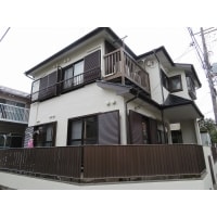 外壁は明るさを保ちつつ、屋根塗装はトーンダウンでかっこよく。