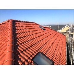 モニエル瓦の屋根を塗装しました。
とっても鮮やかで美しい屋根に仕上がりました。