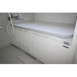 「ユニットバス」　高断熱浴槽と高断熱浴槽専用ふろフタを使用することにより、湯船の温度が下がりにくくなるので、お湯の沸かし直しの回数が減り、たいへん省エネです。