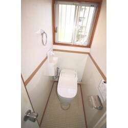 トイレを交換して、上に収納棚を設置しました。