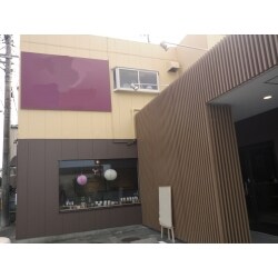 改装工事をした仏具店様です。デザイナー会社とチームを組んで、内装から看板･チラシ･名刺まで、トータルでのデザインをご提案して、店舗のリフォームをしました。