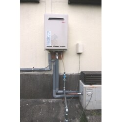 ガス給湯専用ボイラーです。水道直圧なので、少し遠い場所でも、高い場所でも、気持ちよくお湯が出せます。ガスボイラーの特徴はなんと言ってもその小ささです。場所を取らないので、付ける場所を選びません。本体価格も灯油や電気のエコキュートに比べてとても安く、商品として歴史も長く成熟しているので、安全性も申し分ないのがガスボイラーです。