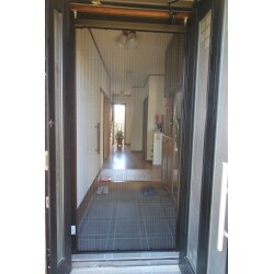 段差ができないように網戸のレールを取り付けました。
