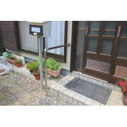 玄関の段差のため手すりを付けました。