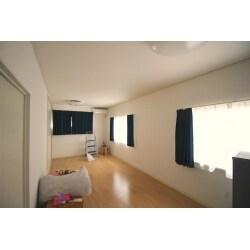 ご両親と同居をするために、二階のお部屋を改造しました。このお部屋はご夫婦のお部屋なので、二間をつなげて一つのお部屋にしました。