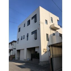 屋上及び外壁に防水・塗装の工事を行い。浴室のリニューアル工事及び室内の改装工事を行いました。