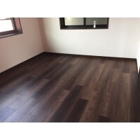 フロアタイル張り