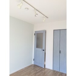 年々古くなる賃貸マンション、設備や内装を新しくしないと入居がなかなか決まらない時期になっていました。
オーナー様のご予算も考慮しながら最近のインテリアトレンドも盛り込み部屋全体も明るくなりました。